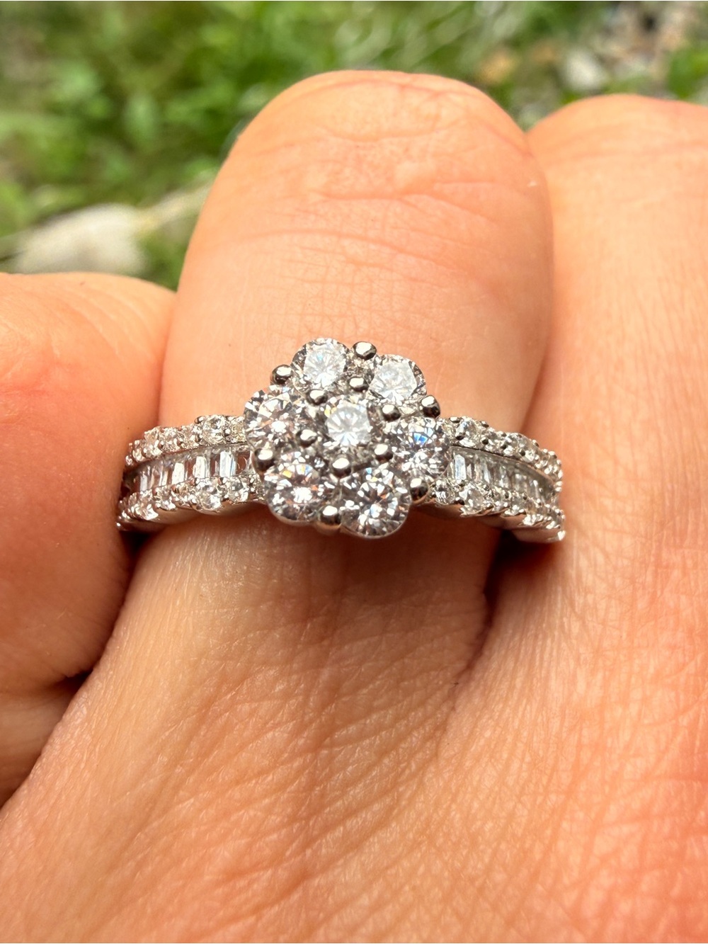 925 Silver Floral Crystal
Cluster Ring - White Sz7 - Picture 5 of 17